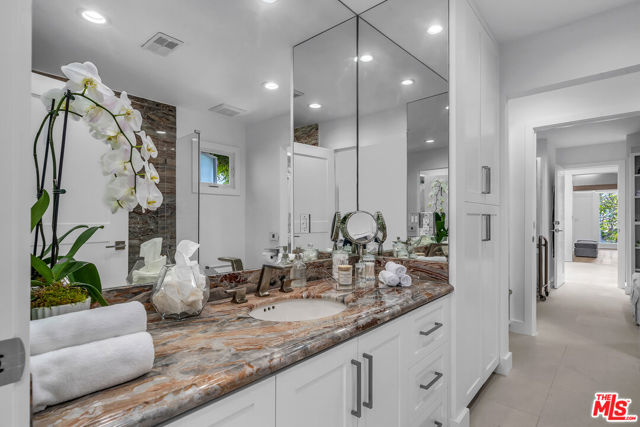 Image 37 of 43 For 2620 Grand Canal