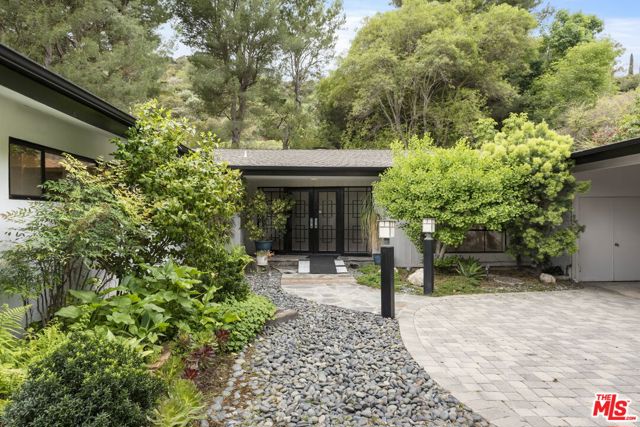 8630 Allenwood Road, Los Angeles CA: https://media.crmls.org/mediaz/48ef8f00-6f1a-4969-87f5-09e460053302.jpg
