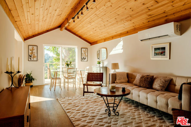 19777 Grand View Drive, Topanga CA: https://media.crmls.org/mediaz/48efffb2-9920-46ce-8889-818f19dfbcf8.jpg