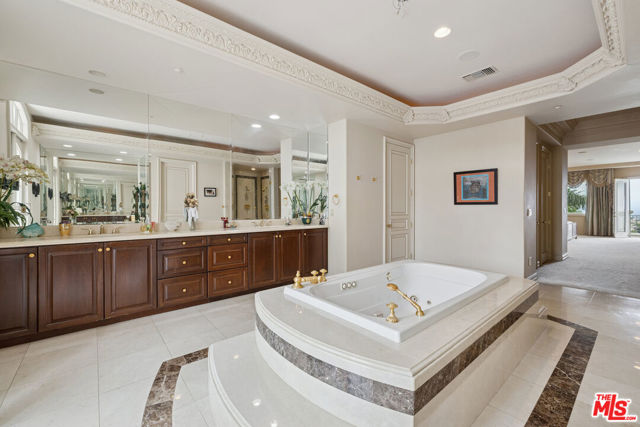 19016 Devonport Lane, Tarzana CA: https://media.crmls.org/mediaz/48f0bd3d-abae-43dd-a234-7e0d20ed589d.jpg