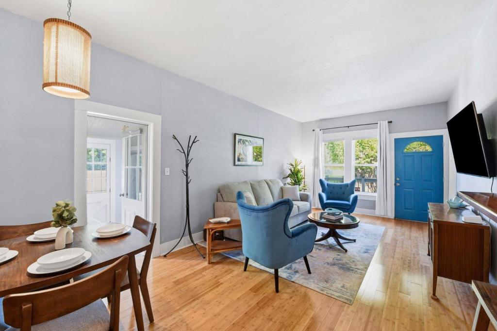 https://media.crmls.org/mediaz/48f10903-f6af-4206-baa1-d79b67bdab68.jpg?preset=X-Large