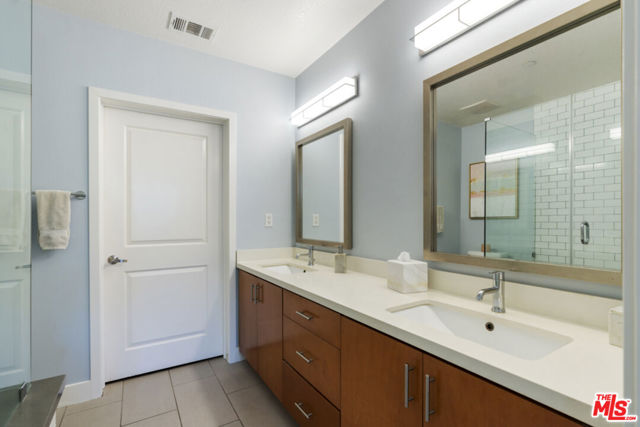 13337 Beach Avenue, Marina del Rey CA: https://media.crmls.org/mediaz/48f168a7-4d30-4428-ac43-23a1daf5c3a0.jpg