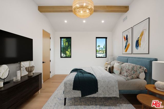 5660 Winnetka Avenue, Woodland Hills CA: https://media.crmls.org/mediaz/48f2fa4d-78ac-4ce1-8e27-40f36b139ab3.jpg