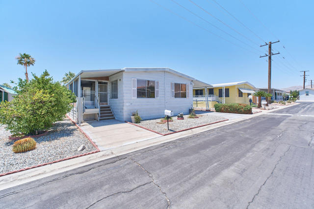 14777 Palm Drive, Desert Hot Springs CA: https://media.crmls.org/mediaz/48f47c7f-388e-4dbe-bf85-9bd63dc4e6d4.jpg