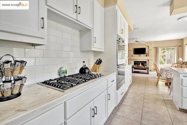 1281 Sea Vista Dr, Brentwood CA: https://media.crmls.org/mediaz/48f53c39-5d09-405b-8bc2-635803010b07.jpg