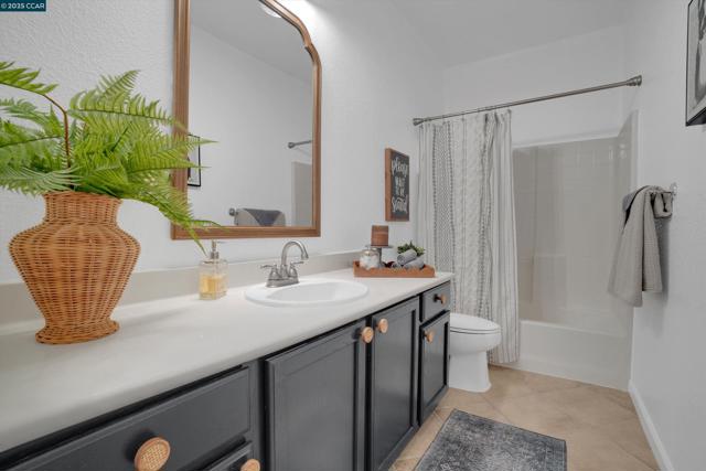 2856 Gardenside Ct, Brentwood CA: https://media.crmls.org/mediaz/48f556f7-99c6-40a2-8abd-d44f9bb4f1e2.jpg