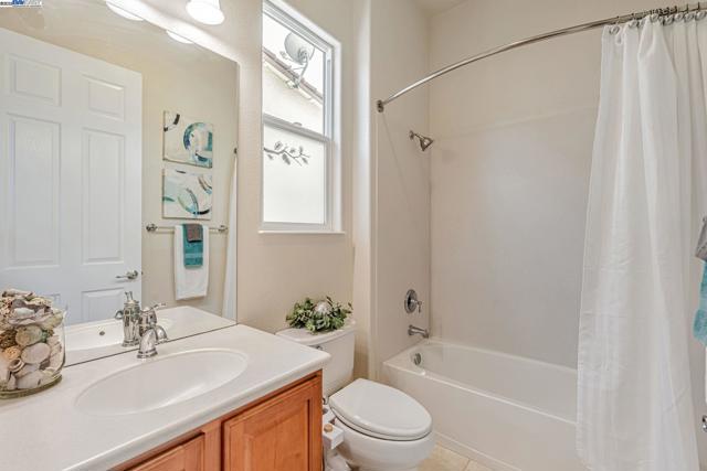 2453 Gardenstone Pl, Manteca CA: https://media.crmls.org/mediaz/48f6e0d2-1acb-4e7a-b94e-505dfb07a897.jpg
