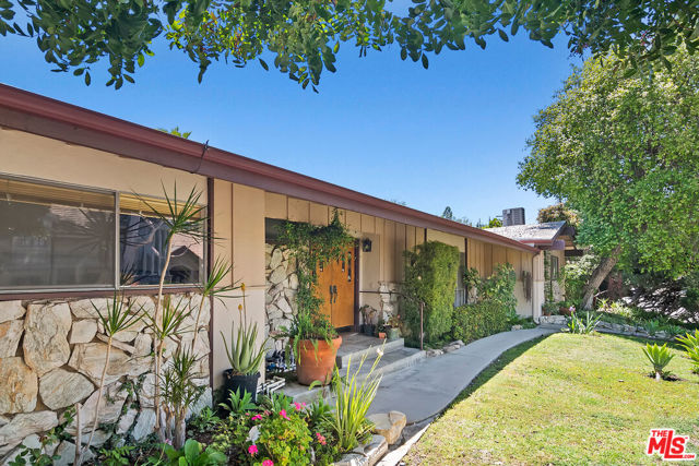 16840 Oak View Drive, Encino CA: https://media.crmls.org/mediaz/48f7667e-1e34-4322-9e34-111ccf21aed8.jpg