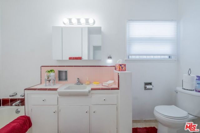 10725 S 8th Avenue, Inglewood CA: https://media.crmls.org/mediaz/48f7acce-20ea-41d3-b684-d319a73dd641.jpg