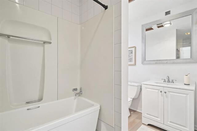 592 22nd Street, Oakland CA: https://media.crmls.org/mediaz/48fae466-421e-4005-b976-a95a6a72d5a0.jpg