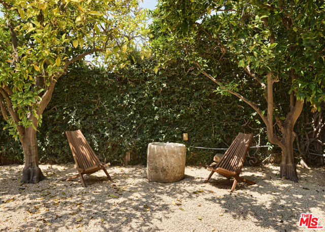 7907 Croydon Avenue, Los Angeles CA: https://media.crmls.org/mediaz/48fb3875-c738-4276-baf6-87af11189983.jpg