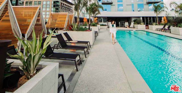 330 W 11th Street, Los Angeles CA: https://media.crmls.org/mediaz/48fb7e40-4327-45d3-9f3b-b83d2900d7f8.jpg