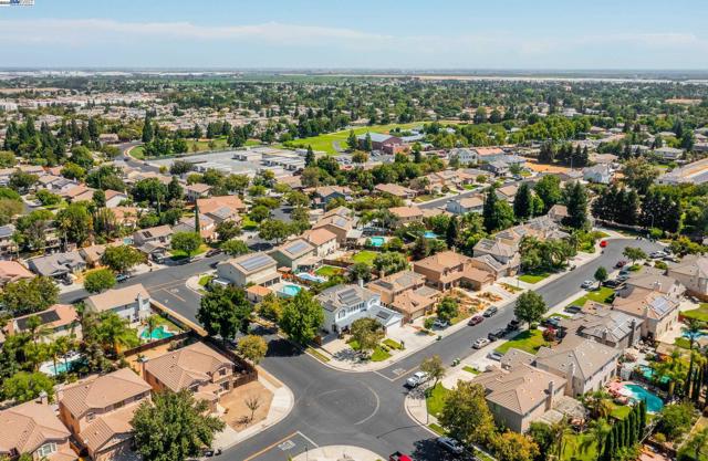 261 Kelley Mist Ct, Tracy CA: https://media.crmls.org/mediaz/48fbf870-8a3b-4337-93dc-4446a4df7527.jpg