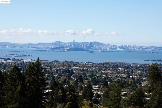 1136 Keith Ave, Berkeley CA: https://media.crmls.org/mediaz/48fc1d08-740c-4fc2-885b-d5bf26521c62.jpg