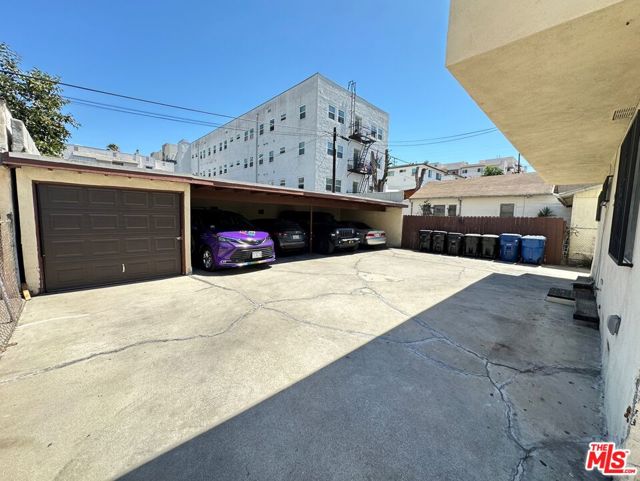 1038 S Harvard Boulevard, Los Angeles CA: https://media.crmls.org/mediaz/48fcd6c3-5859-4097-810e-5d6a47d6ce65.jpg