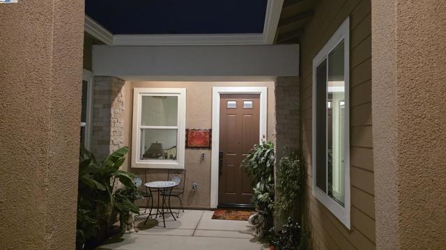 4709 Iron Bird Dr, Folsom CA: https://media.crmls.org/mediaz/48fcda7d-520f-48b4-8357-e6dfce6cce16.jpg