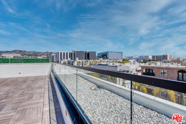 411 S Hamel Road, Los Angeles CA: https://media.crmls.org/mediaz/48fd87cf-cef6-4c96-a07f-72d1ffb292b9.jpg