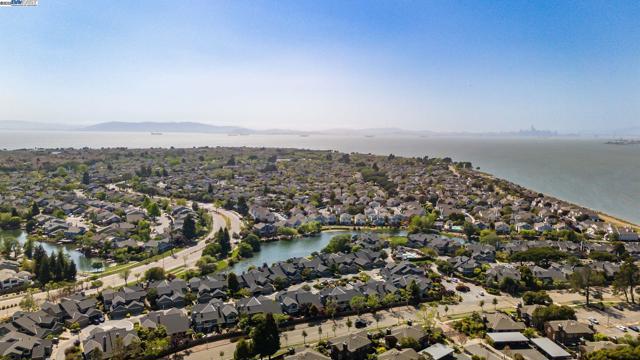 642 Centre Ct, Alameda CA: https://media.crmls.org/mediaz/48fda128-cc3d-4e66-beb9-5921249ae696.jpg