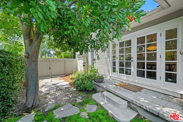 568 N Gower Street, Los Angeles CA: https://media.crmls.org/mediaz/48fda236-a63d-4b7a-90d9-cafe022e3179.jpg