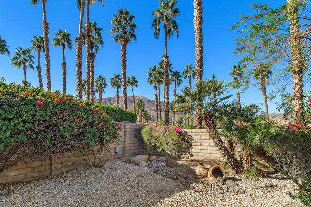 2 Vistara Drive, Rancho Mirage CA: https://media.crmls.org/mediaz/48fe8187-6b3a-4d73-b8cf-4b3ec8854aea.jpg