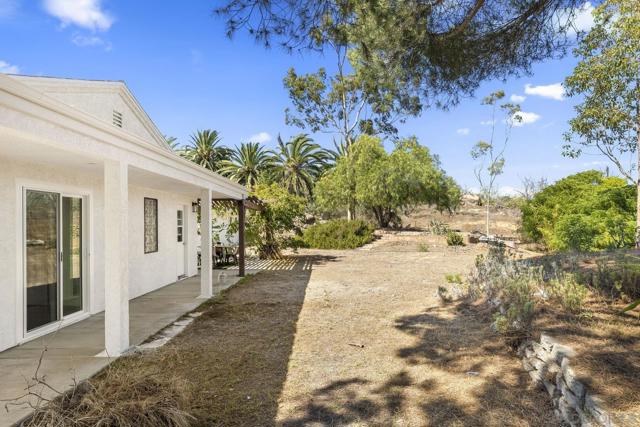 38795 Harris Truck Trail, Fallbrook CA: https://media.crmls.org/mediaz/48fed247-5869-4dd4-ab0e-a6eaea383285.jpg