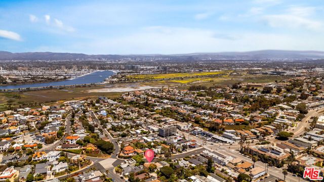 408 W Manchester Avenue, Playa del Rey CA: https://media.crmls.org/mediaz/48fed93d-f0af-4fe2-8014-f92de4c074fa.jpg