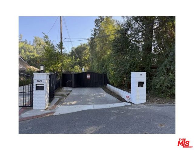 4800 Topeka Drive, Tarzana CA: https://media.crmls.org/mediaz/48ff0753-6827-4619-920d-a3a5725deb21.jpg
