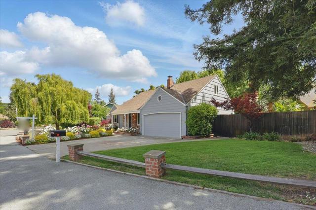 1633 Dallas Court, Los Altos CA: https://media.crmls.org/mediaz/48ffb2c6-846c-402c-b644-70f058fd7a4b.jpg
