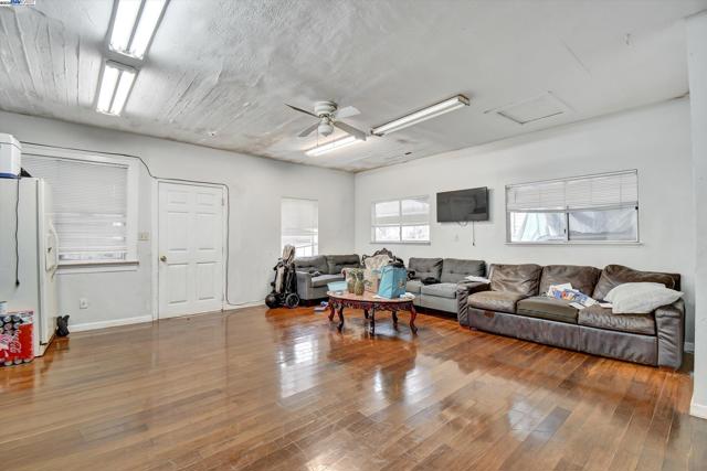 1506 52nd Ave, Oakland CA: https://media.crmls.org/mediaz/49000ace-98a6-4d74-9558-b140636d5963.jpg