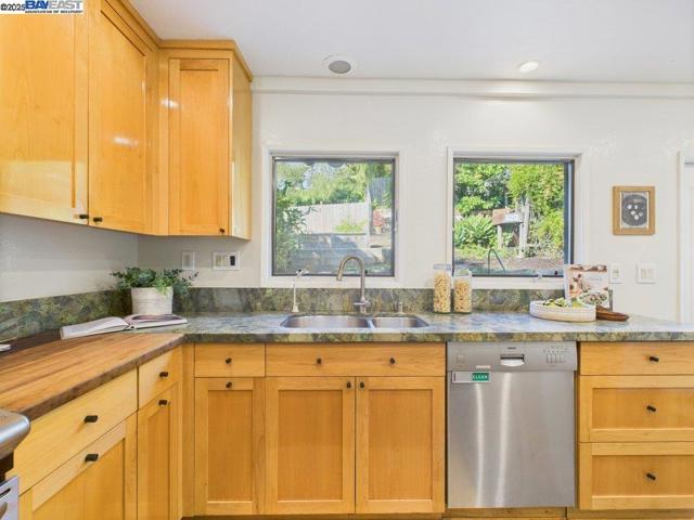 4418 Virginia Ave, Oakland CA: https://media.crmls.org/mediaz/490029c5-025f-4e0b-a981-292915a2dcc5.jpg