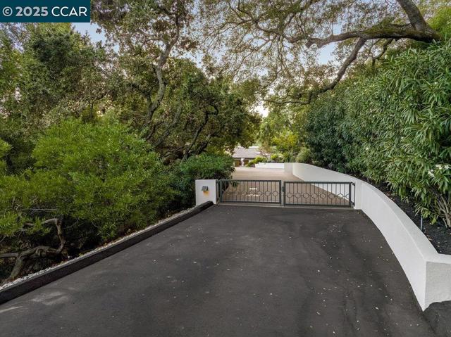 1177 Estates Dr, Lafayette CA: https://media.crmls.org/mediaz/49015eea-570e-4065-b3f7-2f5bbde8205d.jpg