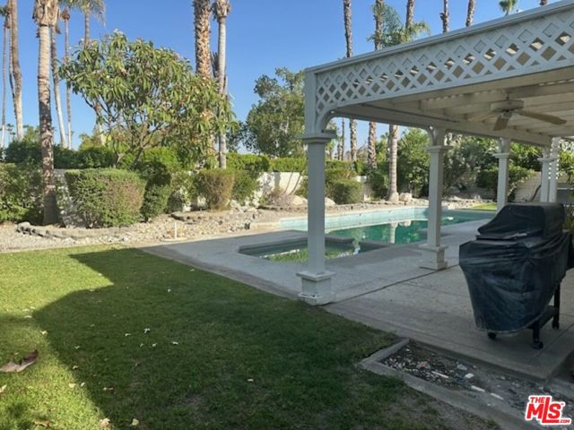 44 E Sutton Place, Palm Desert CA: https://media.crmls.org/mediaz/4901f09f-0ddf-4f2e-8c98-4cd52cbd0bc0.jpg