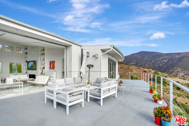 28405 Via Acero Street, Malibu CA: https://media.crmls.org/mediaz/4902139d-f4da-44ba-8387-b2072ae28fd8.jpg