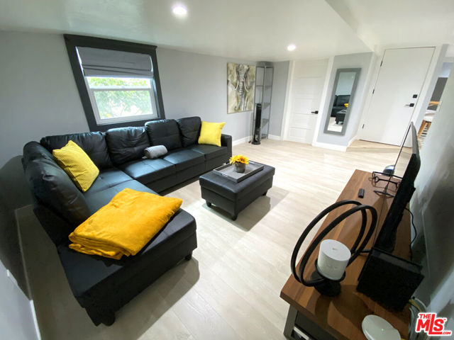 84 N Palm Street, Ventura CA: https://media.crmls.org/mediaz/490315b7-688d-41dc-bc40-d18c245378bf.jpg