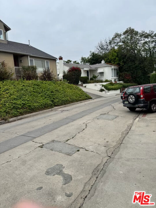 2266 Ronda Vista Drive, Los Angeles CA: https://media.crmls.org/mediaz/49036561-3493-48a8-ae0b-7e2ccb843a4a.jpg