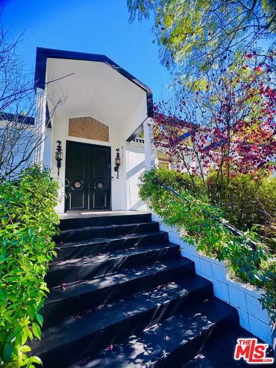 Drew Fenton | 936 Chantilly Road Los Angeles CA | MLS: 7576053