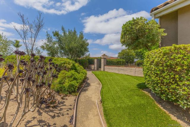 3445 Lomas Serenas Dr, Escondido CA: https://media.crmls.org/mediaz/49042776-1959-4085-a8dd-8fab250b5f89.jpg