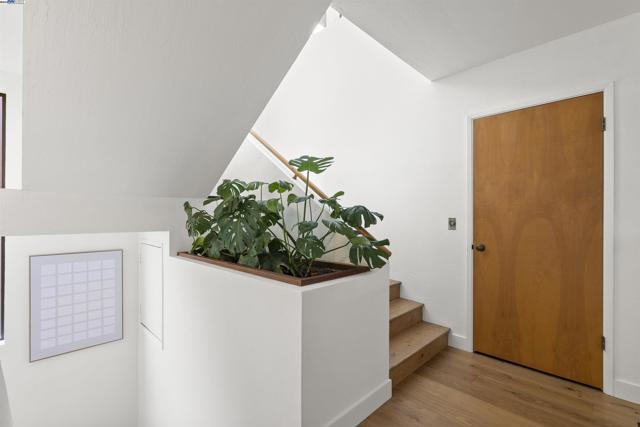 6425 Zinn Dr, Oakland CA: https://media.crmls.org/mediaz/49046e4b-2783-4a8c-a90e-99f24768d510.jpg