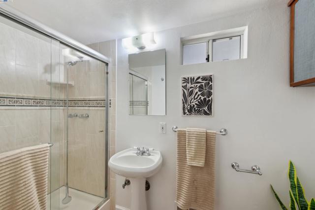 8658 Fenwick Way, Dublin CA: https://media.crmls.org/mediaz/4905e61a-efcd-40b4-be22-e56109ca500d.jpg