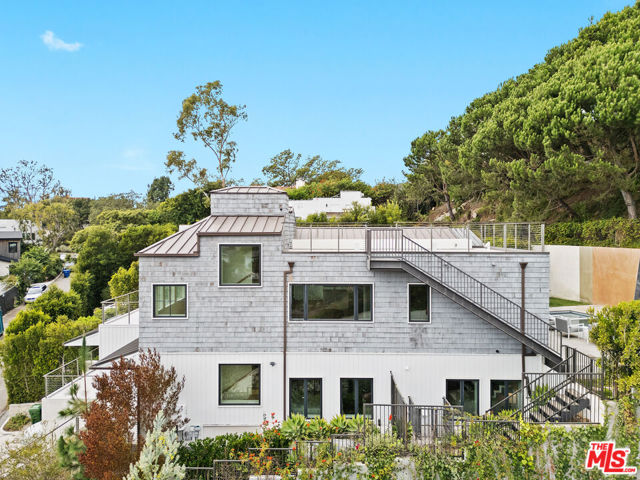 1324 Monument Street, Pacific Palisades CA: https://media.crmls.org/mediaz/4906727e-574b-4ff1-a971-717d7a6ea370.jpg