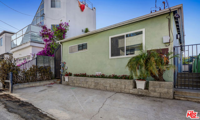 122 Thornton Place, Venice CA: https://media.crmls.org/mediaz/4907fa1b-1f9b-4590-8658-95e1b04bdc45.jpg
