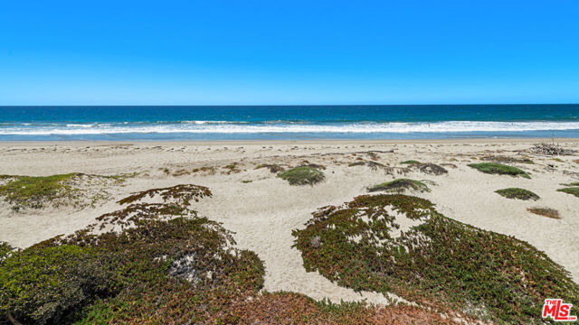 30718 Pacific Coast Highway, Malibu CA: https://media.crmls.org/mediaz/49085eca-0bff-4df5-8f80-7573b8d4e042.jpg
