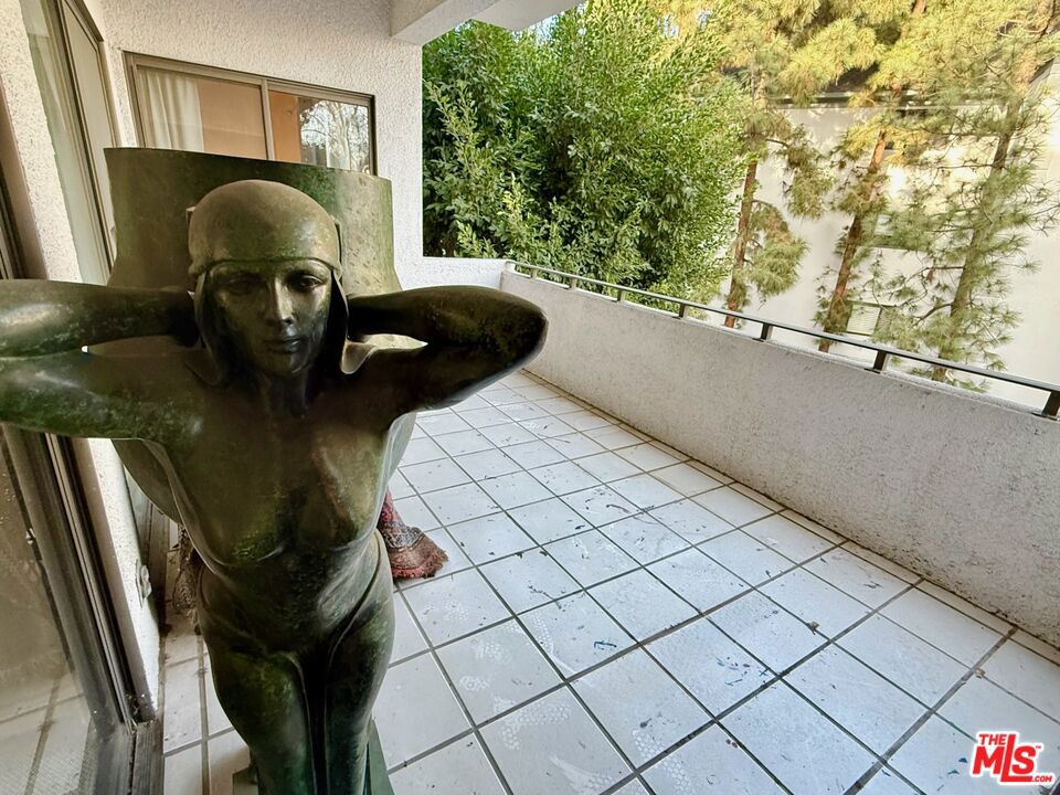 https://media.crmls.org/mediaz/49088fb9-1cfa-4048-8b28-08fed599ab1e.jpg?preset=X-Large