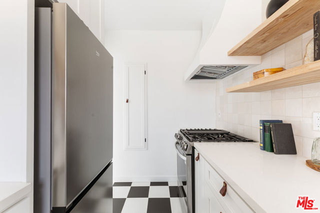 519 1/2 Rose Avenue, Venice CA: https://media.crmls.org/mediaz/4908dd34-72c6-4854-a8cf-b1d761b9f524.jpg
