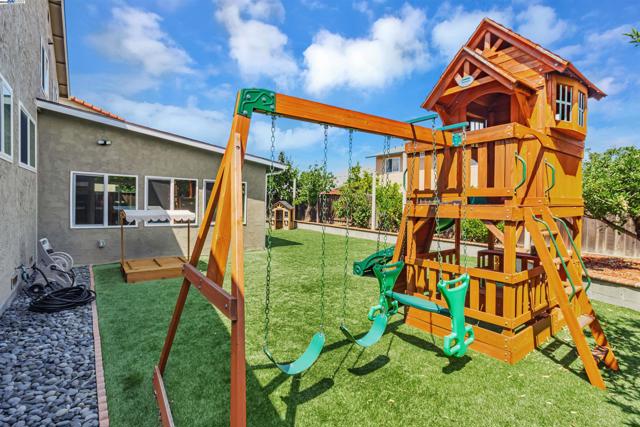 597 Singley Dr, Milpitas CA: https://media.crmls.org/mediaz/49094226-923b-46f3-9c22-7100426be3a2.jpg