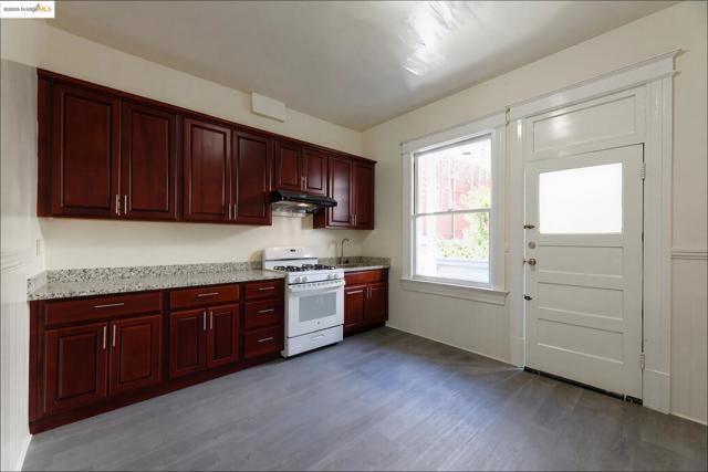 47 Auburn, San Francisco CA: https://media.crmls.org/mediaz/490afacb-cd72-4fe1-a266-a332b0bcb98c.jpg