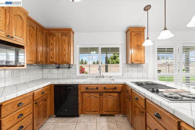 27000 S Hillview St, Tracy CA: https://media.crmls.org/mediaz/490b39e5-bf89-41d3-ba1e-0144f8212044.jpg