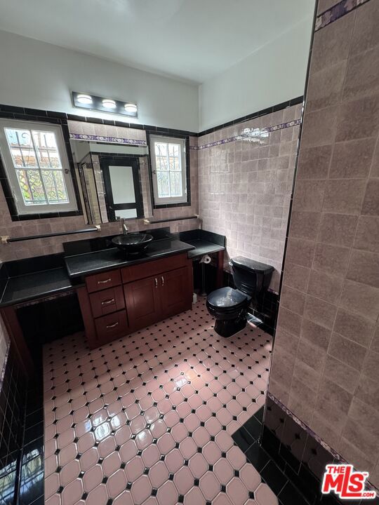 621 S Highland Avenue, Los Angeles CA: https://media.crmls.org/mediaz/490b74a6-9acd-476e-9df7-6ef6d6a2ec69.jpg