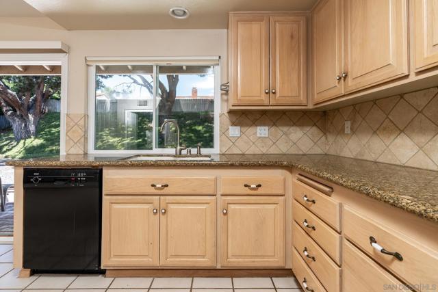 17893 Corte Emparrado, San Diego CA: https://media.crmls.org/mediaz/490be910-dbcb-42e8-8759-fc72265b2873.jpg