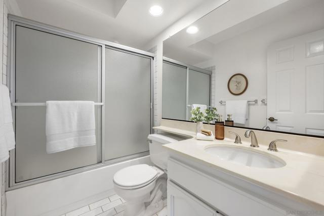 1894 Spyglass Cir, Vista CA: https://media.crmls.org/mediaz/490bfb41-797d-4c2e-8186-ce926a45ecc6.jpg